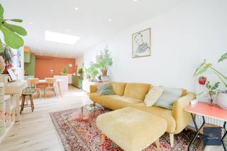 In deze gezellige straat vinden we deze verrassende, ruime en zorgvuldig onderhouden woning met een opp. van 157m² terug. De woning werd tussen 2017 en 2020 grondig vernieuwd en combineert hedendaags comfort met een warme, persoonlijke uitstraling.<br /><br />Op het gelijkvloers vormt de lichtrijke leefruimte met dakkoepel en groot schuifraam naar de tuin het hart van de woning. De kleurrijke en praktische keuken (2022) is een echte blikvanger en biedt veel opbergruimte, een keukeneiland met koperen spoelbak en alle hedendaagse comfort. De zonnige stadstuin van ca. 30 m² beschikt over een regenwaterput van 3000 liter en geniet van zon van laat in de voormiddag tot de vroege avond.<br /><br />De woning telt 4 slaapkamers, verspreid over de 3 verdiepingen, waardoor ze perfect geschikt is voor gezinnen, thuiswerkers of wie extra hobby- en logeerruimte wenst. Daarnaast zijn er praktische bergruimtes, een functionele technische ruimte en een badkamer met bad en douche.<br /><br />Ook op energetisch vlak scoort deze woning uitstekend dankzij zonnecollectoren, een zonneboiler en 4 zonnepanelen. Het EPC bedraagt 120 kWh/m² jaar, waarbij de zonnepanelen nog niet zijn meegerekend.<br /><br />De ligging is een absolute troef. Winkels, supermarkten, scholen, kinderopvang, een wijkgezondheidscentrum, speeltuinen en sportfaciliteiten nabij. Bovendien bevindt u zich op wandelafstand van hippe horeca, culturele hotspots en op slechts 5 minuten fietsen van de Gentse binnenstad.
