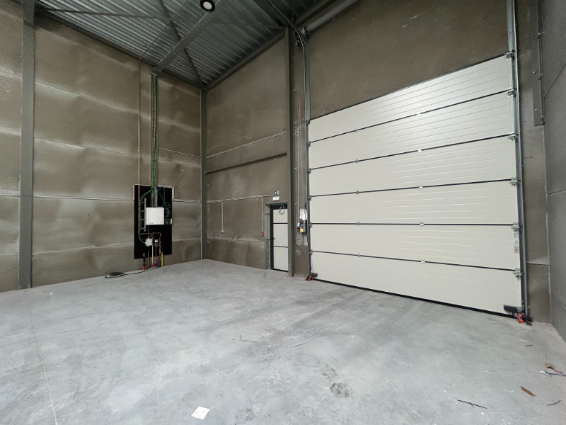 Recent magazijn met kantoorruimte – uitstekende ligging - photo 4