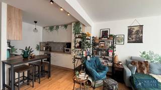 Square Estate presenteert u dit prachtige appartement met 2 slaapkamers, ideaal gelegen. Het bestaat uit een gezellige hal, een ruime woonkamer met...