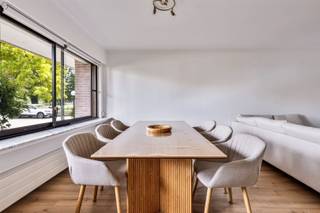 In het centrum, ietwat achteruit gelegen van de straat en toch vlakbij alle faciliteiten zoals winkels, horeca, openbaar vervoer en ontspanning, bieden we dit charmant gelijkvloers appartement aan. Het volledig gerenoveerde appartement bestaande uit 2 slaapkamers, een lichtrijke, mooie en grote leefruimte met open, uitgeruste keuken. De nachthal bevat diverse kastruimtes en een apart toilet. De badkamer omvat een inloopdouche en een dubbele wastafel met kast en lades.Verder beschikt het appartement nog over een aparte kelderruimte en een fietsenstalling.Achteraan het gebouw bevind zicht een gemeenschappelijke tuin.Huurprijs: 720 euro/maandVoorschot verwarming en water: 100 euro ( Verwarming + water)Syndic: 50 euro
