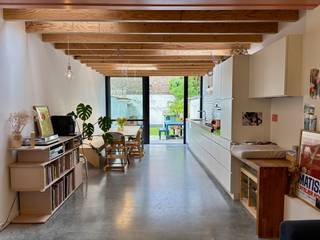 Ontdek deze prachtige, volledig gerenoveerde en erg praktische woning in de gezellige Lentestraat met aangename, zonnige tuin en terras. Met 3 slaapkamers, een ruime badkamer, grote kelder en bovendien zolder, is dit een unieke parel op een toplocatie in Gent.<br />Met energielabel A (EPC 87), zonnepanelen, vloerverwarming op het gelijkvloers en airco op de bovenste kamers, is deze woning energetisch uiterst gunstig en biedt ze alle comfort.<br /><br />Bij het binnenkomen van de woning is er een praktische inkom waar fietsen, buggy, etc. kunnen gestald worden. Hier zijn ruime, ingemaakte kasten om alles netjes op te bergen. Als je de leefruimte binnenkomt, heb je door het hoge plafond van ruim 3m en de aansluitende, open keuken met gezellige houten dakstructuur en connectie met de tuin, meteen een open en ruim gevoel. De stijlvolle keuken met een massief houten werkblad is volledig uitgerust met een ingebouwde vaatwasser, oven, grote koelkast en gasfornuis met 5 kookzones. Vanuit de keuken kom je direct in de zonnige stadstuin. De volgroeide druivelaar en appelboom zorgen voor een oase van rust in de stad.<br />Op de eerste verdieping is er een ruime slaapkamer (12m2) met zicht op het groendak. De badkamer is erg ruim (15,6 m2) en beschikt over een groot volume ingemaakte kasten. De aangename sfeer, de inloopdouche en ruime wastafel met brede spiegel bieden hier alle comfort.<br />Op het tweede verdiep zijn de twee andere slaapkamers (16 m2 en 15 m2). Deze beschikken over veel lichtinval door veluxen en zijn bovendien voorzien van airco’s om het aangenaam fris te houden in de zomer en indien gewenst bij te verwarmen in de winter.<br />Dit alles heeft een bewoonbare opp. van 140 m2. Hierbij komen nog de ruime kelder (18,6 m2 + 2m hoogte) en zolder (7 m2), die toelaten veel extra gerief op te bergen.<br />Mobi-score van 9,5.<br /><br />We organiseren 2 kijkdagen op 25 en 26 april. Maak een afspraak via https://calendar.app.google/SBERVFtzpHH4xuHE8<br />Meer info of vragen: lentestraat39@gmail.com