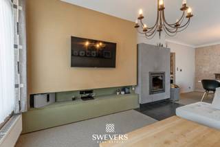 Voor meer info en foto’s, surf naar www.swevers.be –<br />In Heusden-Zolder vind je deze perfect instapklare open bebouwing van 141 m2 op een perceel van 6a65ca. De woning is volledig gelijkvloers en telt drie volwaardige slaapkamers, een vernieuwde badkamer met inloopdouche en een lichtrijke leefruimte van 32 m² met houthaard. Aansluitend ligt een praktische keuken van 12,6 m² en is er een inpandige garage met rechtstreekse toegang. Extra bergruimte vind je in de kelder (9,18 m²). Daarnaast is er ook een ruime kruipkelder (94,36 m²). Sinds 2018 onderging de woning grondige renovaties: nieuw buitenschrijnwerk (PVC, dubbel glas), isolatie van dak en spouwmuren, overgeschakeld op aardgas, vernieuwde badkamer en een volledig conforme elektrische installatie (2023). Rolluiken aan de achterzijde en een laadpaal zijn voorzien.<br />De zuidwestgerichte tuin biedt zon van 's middags tot 's avonds. De ligging is ideaal: op wandelafstand van school, opvang en openbaar vervoer. Winkels en ontspanning zijn bereikbaar binnen 1 km, de snelweg op 3 km.<br />Voor meer informatie, bel 011 255 155. Bron bewoonbare oppervlakte: EPC – verslag.