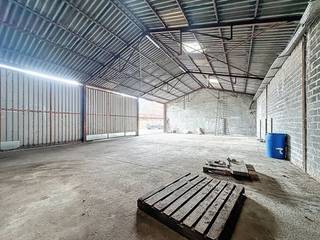 Warehouse for rent in Sint-Baafs-Vijve of approximately 190 m², located along the Rijksweg. This warehouse offers the ideal solution for those...