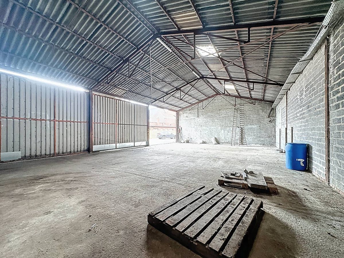 Warehouse of approximately 190 m² for rent in Sint-Baafs-Vijve. - photo 3