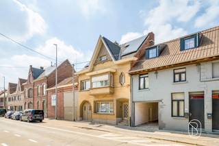 Te koop: ruime, instapklare en karaktervolle gezinswoning met 4 slaapkamers en zonnige tuin en loods!Statige woning met behoud van authenticiteit en charme met een bewoonbare oppervlakte van 280 m², gelegen op een perceel van 646 m² en combineert ruimte, comfort en een centrale ligging tussen Waregem en Kortrijk. De woning werd doorheen de jaren vernieuwd en energiezuiniger gemaakt met onder meer 14 zonnepanelen en een laadpaal.Indeling: via de royale inkomhal met gastentoilet bereikt u de gezellige leefruimte met haard, de droge kelder en de recente leefkeuken met kwalitatieve Miele-toestellen en zicht op de tuin. Op de eerste verdieping bevinden zich een bureauruimte (of slaapkamer), een badkamer en drie ruime slaapkamers. Eén slaapkamer geeft toegang tot een extra kamer die kan dienen als vijfde slaapkamer of dressing. Via een vaste trap bereikt u de volledig geïsoleerde zolder, ideaal als extra slaapkamer of hobbyruimte.Buiten geniet u van een volledig afgesloten, zonnige tuin zonder inkijk, een ruime garage met automatische poort en een grote schuur met tal van mogelijkheden.Troeven:- 280 m² bewoonbare oppervlakte- 4 slaapkamers- zonnige, volledig afgesloten tuin- ruime garage en schuur- 14 zonnepanelen en laadpaal- behoud van authenticiteit: moluren, parket, houten trap met details en marmer, ...Voor wie is dit ideaal?Ideaal voor gezinnen of wie op zoek is naar een ruimte of voor zelfstandigen.Bezoek na afspraak via: charlotte@immobeguin.be