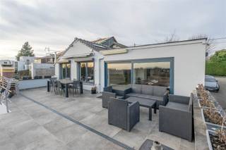 <p><span>Century21ImmoNero stelt een uniek gebouw voor gemengd gebruik voor, enerzijds een vergunde werkplaats met 3 garages elk met put, een kantoor en sanitair, samen 150m², en anderzijds een bungalow genietend van een prachtig uitzicht over de natuur en bestaande uit: Inkom, ruime en luxueuze badkamer met WC, inloopdouche en ligbad, 3 slaapkamers van 12m², 16m² en 9m², een volledig ingerichte keuken van 11m² en een mooie woonkamer van 62m² grenzend aan grote terrassen met fenomenaal uitzicht en een zwembad met poolhouse. Er is parkeergelegenheid voor 10 auto's. Rustig gelegen. Meer info: www.schimpstraat16A.be</span></p>