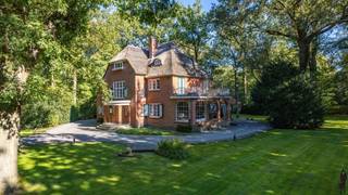 <p><strong>In Vriesdonk, rietgedekte karaktervolle villa met authentieke elementen, prachtige parktuin, hoge plafonds en veel verbouwingspotentieel! Grondoppervlakte is ca. 13.670m² (inclusief bouwgrond van ca. 4.543m²!).</strong><br /><br /><strong>De gelijkvloerse verdieping:</strong><br />- Een <strong>inkomhal </strong>met <strong>vestiaire</strong>, gastentoilet en handenwasser<br />- <strong>Middels glazen deur </strong>naar centrale <strong>majestueuze ontvangsthal </strong>(22m²) op houten vloer<br />- Een woonkamer (37,4m²)op houten vloer met <strong>open haard (hout) </strong>en deur naar terras/tuin<br />- Een <strong>bar </strong>op vast tapijt en deur naar terras<br />- Een <strong>eetkamer </strong>(28m²) op houten vloer, <strong>open haard (hout) </strong>en deur naar terras/tuin<br />- Een <strong>ruime keuken </strong>(30m²) met gootsteen, kookeiland met o.a. Smeg inductiekookvuur, dubbele Miele vaatwasser, dubbele Siemens ovens, ingebouwde ijskast,...<br />- Een berging c.q. <strong>wasplaats </strong>(11m²)<br />- Een<strong> inpandige garage </strong>(16m²) met manuele poort en aansluiting wasapparatuur</p>
<p><strong>De villa leent zich perfect naar het realiseren van een open leefkeuken (zie nieuwe indeling bij plattegronden op onze site)</strong><br /><br /><strong>De tussenverdieping met nachttoilet en berging</strong><br /><strong>De eerste verdieping:</strong><br />- Een nachthal op houten vloer met gootsteen<br />-<strong>Hoofdslaapkamer </strong>(28m²) met <strong>prachtig zicht </strong>op de tuin <strong>ensuite badkamer</strong> voorzien van ligbad, lavabo, bidet en toilet.<br />-Nog drie slaapkamers (21,6m², 21,6m² en 17m²) waarvan 2 met lavabo en 1 met ingemaakte kast.<br />- Genoemde badkamer is eveneens te bereiken vanuit de nachthal.<br />- Vanuit<strong> 4<sup>de</sup> slaapkamer </strong>toegang tot <strong>5<sup>de</sup> slaapkamer</strong> (23,5m²) bestaande uit <strong>slaapgedeelte en aparte bureelhoek</strong>.</p>
<p>Mogelijkheid tot het realiseren van een tweede badkamer (zie nieuwe indeling bij plattegronden op onze site)<br /><br /><strong>De tweede verdieping:</strong><br />- Een nachthal op houten vloer<br />- nog 3 slaapkamers (20m²- 21,6-15,4m²)<br />- 2 ensuite zolderkamers<br /><br /><strong>inclusief bouwgrond van ca. 4.543m² met een frontbreedte van 34,8m met achterliggend tennisveld<br /></strong><br /><strong>Algemeen:</strong><br />- Een <strong>ruime kelder</strong> aanwezig verdeeld in meerdere kelderbergingen en wijnkelder<br />- Een <strong>achterliggende dubbele garage</strong> met manuele poort en bovenliggende zolderberging<br />- Verwarming d.m.v. radiatoren, bovengrondse stookolietank (Buderus) aanwezig.<br />- <strong>Sfeervolle diepe omheinde parktuin </strong>(163/167 m diep!) met <strong>overdekt terras </strong>aan de villa<br />- <strong>Karaktervolle tijdloze villa</strong> met authentieke elementen, hoge plafonds,...<br />- De achtertuin is <strong>oost gelegen</strong>, verlichte oprijlaan en gevelverlichting <br />-<strong> Volledig te renoveren</strong> maar enorm veel <strong>verbouwingspotentieel</strong><br />- <strong>Rieten dak</strong> is een 5-tal jaren terug de <strong>nodige onderhoudswerken </strong>gekend <br />- Manuele <strong>rolluiken </strong>en functionele luiken aanwezig<br />- Lange oprijlaan welke alle <strong>privacy </strong>biedt, er zijn eveneens <strong>voldoende parkeerplaatsen</strong> op het terrein<br />- Gelegen nabij alle invalswegen, scholen,e.d.</p>
<p><strong>De villa betreft gezien de leeftijd (bouwjaar 1924) van de villa en de huidige bouwmaterialen een totaalverbouwing. De koper dient dan uiteraard ook rekening te houden met het verbouwingsbudget.</strong></p>