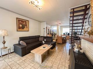 Aangename gezinswoning MET ZONNIGE STADSTUIN IN EEN RUSTIGE STRAAT aan de stadsrand van Ronse. De woning werd steeds perfect onderhouden en ademt...