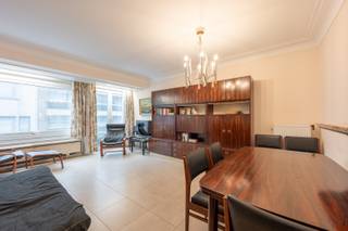 Res. Guillo.<br />Op te frissen appartement gelegen in residentie op hoek Ieperstraat-Kustlaan, op 50 m van de Zeedijk en nabij het Driehoeksplein. <br />Dit appartement omvat inkom met vestiaire. Aangenaam, lichtrijke woonkamer. Aparte keuken met alle comfort. <br />1 ruime slaapkamer, voorzien van ingemaakte kasten met aansluitend de badkamer met toilet. <br />Ref. A715C
