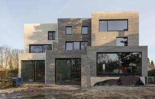 Locatie :<br /><br />Nieuwbouw eengezinswoning in de Sint-Denijslaan 457 in Gent op een perceel van 592 m2. De Sint-Denijslaan is een zeer gegeerde buurt nabij het Sint-Pietersstation in Gent. Winkels, scholen, openbaar vervoer, …. bevinden zich op wandelafstand (Mobiscore 9/10).<br /><br />Indeling :<br />Via de inkomhal betreedt u de leefruimte met open keuken. De leefruimte geeft u toegang tot de zuidgericht tuin en zicht op Natuurpark Overmeers. In de leefruimte valt de hoge plafond onmiddellijk op, die een extra gevoel van ruimtelijkheid creëert. Op het gelijkvloers is er verder een apart toilet en een fietsenberging. Voor de woning is er een parkeerplaats voorzien.<br /><br />Op de eerste verdieping is er een ruime slaapkamer met mogelijkheid tot dressing, een badkamer, bureau en toilet. <br /><br />Op de tweede verdieping zijn er 3 slaapkamers, een badkamer en een apart toilet.<br /><br />De woning heeft een bruto vloeroppervlakte van 195 m2.<br /><br />Oplevering is voorzien voor het einde van dit jaar.<br /><br />Mogelijkheid om het constructie aandeel te factureren aan 6% BTW mits voldaan wordt aan de voorwaarden. <br />Nieuw voor investeerders : het 6% BTW-tarief geldt nu ook voor aankopen die gedurende 15 jaar verhuurd worden (onder de toepasselijke wettelijke voorwaarden). Dat verlaagt de aankoopkost en kan uw netto-rendement aanzienlijk verbeteren.<br /><br />Grondwaarde : 359.250 euro ;<br /><br />Startverklaring EPB : E-Peil 30 of beter.<br /><br /><br />Wenst u meer info, contacteer ons dan op anthony@immodavinci.be of 0488 14627