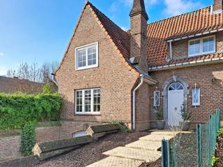 Dit charmante huis ligt in een rustige en gewilde woonwijk in Meise en zal u bekoren met zijn lichte ruimtes en gezellige sfeer.Bij binnenkomst komt...