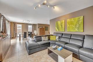 <p>Voor meer info of een bezoek, bel 02 884 23 25: In een doodlopend straatje, op wandelafstand van het centrum van Pamel, vindt u deze <strong>instapklare woning, </strong>gebouwd in <strong>2006</strong>. Dankzij de rustige ligging geniet u hier van privacy en comfort, terwijl winkels, scholen en openbaar vervoer zich toch vlakbij bevinden.</p>
<p>Binnenkomen doe je via de <strong>inkomhal met apart gastentoilet</strong>. De lichtrijke <strong>woonkamer met open, volledig geïnstalleerde keuken</strong> vormt het hart van de woning en sluit mooi aan op de praktische <strong>bergruimte</strong>. De woning beschikt tevens over een <strong>inpandige garage</strong>, ideaal voor extra comfort en opbergruimte. Zowel de binnendeuren in de woning als de trap werden een 2-tal jaar geleden vernieuwd.</p>
<p>Op de bovenverdieping bevinden zich via de <strong>nachthal</strong> drie volwaardige slaapkamers met inbouwkasten (Camber) en een <strong>badkamer uitgerust met zowel een douche als een ligbad</strong>.</p>
<p>De woning is gelegen op een <strong>perceel van 4a 71ca</strong> en beschikt over een gezellige tuin met terras en automatische zonneluifel (van 2024).</p>
<p><strong>Gunstig EPC label B</strong>. Bovendien is de <strong>elektrische installatie conform</strong>. Alarm aanwezig.</p>