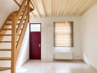 <p><span>GENT - Biekorfstraat: Ben je op zoek naar een</span><span> instapklare rijwoning te huur nabij Gent Dampoort?</span><span> Dan is dit pand mogelijk exact wat je zoekt.</span></p><p><span> </span></p><p><span>De voornaamste troeven:</span></p><ul><li><span>Gelegen in rustige woonwijk nabij Dampoort</span></li><li><span>Vlotte bereikbaarheid met het openbaar vervoer</span></li><li><span>Lichtrijke leefruimtes</span></li></ul><p><span> </span></p><p><span>Indeling gelijkvloers:</span></p><p><span>Leefruimte, keuken uitgerust met dampkap, magnetron en kookplaat. </span></p><p><span> </span></p><p><span>Indeling eerste verdieping:</span></p><p><span>Eerste slaapkamer, badkamer uitgerust met douche, lavabomeubel en toilet. </span></p><p><span> </span></p><p><span>Indeling tweede verdieping:</span></p><p><span>Ruime en lichtrijke tweede slaapkamer.</span></p><p><span> </span></p><p><span>De indeling is niet geschikt voor co-housing gezien de tweede slaapkamer enkel te bereiken is vanuit de eerste slaapkamer.</span></p><p><span> </span></p><p><span>Belangrijke informatie:</span></p><p><span>Onmiddellijk beschikbaar. Domicilie verplicht!</span></p><p><span>Huurprijs: € 750 euro/maand. EGW (elektriciteit, gas en water) afzonderlijk af te rekenen.</span></p><p><span> </span></p><p><span>Interesse in deze leuke woning? Vraag dan snel jouw bezoek aan via onze website www.axellenaerts.be!</span></p><p><span> </span></p>