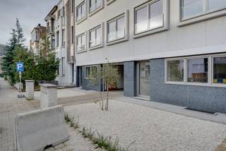 Statig, strak en klaar voor morgenDit investeringspand werd volledig gerenoveerd in 2025. Twee aparte inkomhallen naar de appartementen zorgen voor...