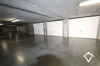 1 ondergrondse garage te huur in de Dorpsstraat 57. Beschikbaar 1/08/2026. Verlichting in garage voorzien. EPC waarde:/ UC:/ Huurprijs 85 €/mnd