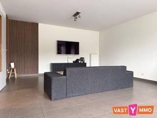 <p><span>Dit ruime appartement op de eerste verdieping (met lift) ligt op een super centrale locatie in Gooreind, recht tegenover Carrefour Market en op wandelafstand van het openbaar vervoer.</span></p><p><span> </span></p><p><span>Indeling:</span></p><p><span>Je komt binnen in de inkomhal met gastentoilet. De ruime leefruimte met open keuken (samen ca. 40 m²) is volledig ingericht met een keramische kookplaat, dampkap, oven, microgolfoven, vaatwasser, koelkast met vriesvak en dubbele spoelbak. Aansluitend aan de keuken bevindt zich een praktische bergruimte/wasplaats met de nodige aansluitingen. Verder zijn er twee slaapkamers van ca. 14 m² en 9 m², die allebei toegang hebben tot het terras. De badkamer is voorzien van een ligbad, aparte douche en een extra brede lavabo met meubel. Een absolute troef is het ruime terras van maar liefst 45 m². Via het schuifraam in de keuken stap je zo naar buiten, waar je heerlijk kan genieten van de buitenruimte en het groene uitzicht. Bij het appartement hoort bovendien een garagebox van ca. 20 m² en een open autostaanplaats, gelegen achteraan op het perceel.</span></p><p><span> </span></p><p><span>Beschikbaar vanaf 01/01/2027</span></p><p><span>Vaste kosten:  € 75/maand</span></p>