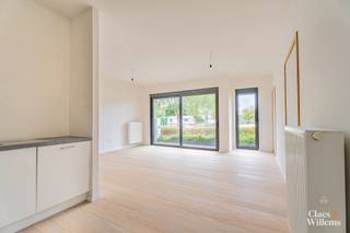 In dit praktisch ingedeelde appartement geniet u van een open en zeer lichtrijke leefruimte, dankzij de grote raampartijen die zorgen voor een aangename lichtinval doorheen de dag. De leefruimte sluit naadloos aan op de open keuken en biedt toegang tot een gezellig terras met zicht op de speeltuin en het omliggende groen – ideaal voor wie graag buiten leeft of kinderen heeft.
Het appartement beschikt over twee slaapkamers van respectievelijk 13 m² en 7 m². De ruime badkamer is voorzien van een douche, en in de inkomhal vindt u ingebouwde kasten die zorgen voor extra opbergruimte en een nette uitstraling.
Kortom, een comfortabel en energiezuinig appartement met doordachte indeling, perfect voor jonge gezinnen, koppels of wie gewoon net dat tikkeltje meer ruimte zoekt.