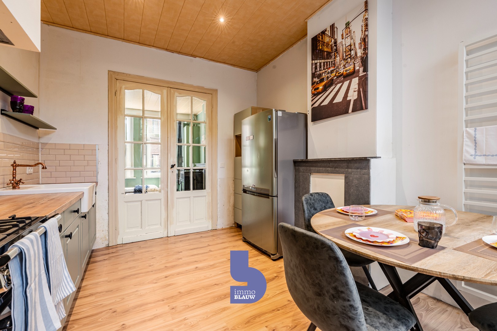 Volledig gerenoveerd appartement met gezellige koer - foto 4