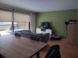 <span>Dit zeer ruime en mooi gelegen appartement bevindt zich op de eerste verdieping en biedt een aangename combinatie van comfort en ruimte. Via de inkomhal met gastentoilet komt u in de lichte woonkamer, aansluitend op de keuken. Verder beschikt het appartement over een badkamer met ligbad en douche, drie slaapkamers en een praktische technische ruimte. Een groot terras biedt extra buitenruimte en ook een garagebox is inbegrepen. Daarnaast kunnen de bewoners vrij gebruikmaken van de gemeenschappelijke tuin, een aangename troef voor wie graag van het buitenleven geniet. Een BEZOEK aanvragen kan enkel online via </span><span>WWW.VASTGOEDPARTNERS.BE</span>