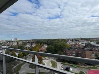 <p><span>Functioneel appartement op de 9de verdieping met panoramisch uitzicht en twee terrassen!</span></p><p><span>Op zoek naar een appartement met potentieel en een prachtig uitzicht? Dit appartement op de 9de verdieping biedt dankzij de ligging aan zowel de voor- als achterzijde een panoramisch zicht vanuit verschillende kamers en vanaf beide terrassen. Mits renovatie kan u hier een aangename woonst creëren, volledig naar eigen smaak en wensen. De praktische indeling omvat een inkomhal met vintage ingemaakte kasten en veiligheidsdeur, een afzonderlijk gastentoilet en een ruime leefruimte van ca. 30 m² met schuifraam naar het eerste terras. De afzonderlijke keuken is voorzien van opbergkasten. Verder beschikt het appartement over een badkamer met ligbad, wastafel en aansluiting voor een wasmachine, evenals twee slaapkamers. De grootste slaapkamer biedt rechtstreeks toegang tot het tweede terras. Een private kelderberging zorgt voor extra praktische opbergruimte. Ook de ligging is een troef: winkels en openbaar vervoer bevinden zich in de directe nabijheid, met bovendien een vlotte verbinding richting Antwerpen en Brussel. Een interessante opportuniteit voor wie op zoek is naar een appartement met een functionele indeling, een uniek uitzicht en tal van mogelijkheden om er een eigen thuis van te maken.</span></p>