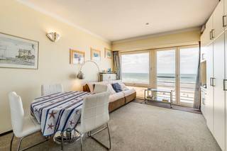 <p>Appartement op de zeedijk van Sint-Idesbald met zeezicht en vrije zichten.</p>
<p> </p>
<p>Dit appartement geniet van een topligging op de zeedijk van Sint-Idesbald, met zicht op zee, de duinen en het water. Dankzij de grote raampartijen ervaart u een aangename lichtinval en een open gevoel in de leefruimte. De residentie beschikt bovendien over een inbegrepen kelder, wat extra praktische bergruimte biedt. De combinatie van de ligging aan zee, het vrije uitzicht en de vlotte bereikbaarheid maakt dit appartement bijzonder interessant voor wie wil genieten van de Belgische kust. Ook het EPC-label B vormt een extra troef.</p>
<p> </p>
<p>Belangrijkste ruimtes:<br />• Inkomhal met toegang tot de verschillende ruimtes.<br />• Lichtrijke living met prachtig zicht op zee en de omgeving.<br />• Functionele keuken aansluitend op de leefruimte.<br />• Badkamer voorzien van de nodige aansluitingen.</p>
<p> </p>
<p>Troeven:<br />• Topligging op de zeedijk van Sint-Idesbald.<br />• Kelder in de residentie inbegrepen.<br />• Vrij zicht op zee, duinen en water.</p>
<p> </p>
<p>Neem vandaag nog contact op met je ERA-makelaar voor een bezoek.<br />058 51 92 95 of op simon@eraservimo.be</p>
<p> </p>
<p>JOUW DROOMAPPARTEMENT. ZO GEVONDEN!</p>