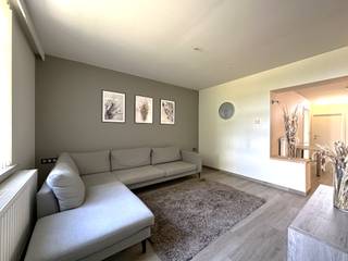 <p>Deze huurwoning vinden we terug langs de verbindingsweg Tongeren-Hoeselt, tussen Werm en Henis.<br />Door haar centrale ligging bereik je op slechts 10 min. zowel het centrum van Tongeren alsook Hoeselt. Ook de autostrade E313 is goed bereikbaar (5 km). In de nabije omgeving vinden we diverse KMO's terug waaronder B&amp;B De Tommen, Traiteur MAS, sterrenrestaurant &quot;Alter&quot;, Sané Thermen, etc. Natuurliefhebbers kunnen zich dan weer uitleven in de fiets- en wandelroutes in de omgeving, bv. startpunt &quot;Kluis van Vrijhern&quot;, het Wijngaerdbos... </p>
<p><strong>INDELING:</strong></p>
<p><strong><u>Gelijkvloers:</u></strong> via de inkomhal (ook toegang tot de kelder) kan u de woonkamer betreden. De keuken is uitgerust met een koelkast, oven, microgolfoven, inductiekookplaat, dampkap en spoelbak. De keukentafel blijft aanwezig. De keuken biedt toegang tot een 2de kamer die kan gebruikt worden als eetkamer, bureauruimte of extra slaapkamer. De badkamer is voorzien van een ligbad (kan ook als douche gebruikt worden), lavabo in meubel en de aansluiting voor de wasmachine/droogkast. Achteraan is er toegang tot het terras.</p>
<p><strong><u>Eerste verdieping</u></strong>: via een trap gaat men naar de ruime slaapkamer boven. Deze is voorzien van rolluiken.</p>
<p><strong><u>Exterieur</u></strong>: de woning beschikt over een voortuin, een kelder, een garage en een terras achteraan.</p>
<p>Daarenboven beschikt dit huis over 3 <strong>airco</strong>-units, <strong>zonnepanelen</strong> en over conforme elektriciteit.</p>
<p><strong>Vrij vanaf 1 september 2026. </strong>Provisie jaarlijks onderhoud C.V., onderhoud tuin (gras bemesten, afrijden, onkruid sproeien, hagen snoeien,...) en bijdrage brandverzekering huurder bedraagt 65 EUR per maand.</p>