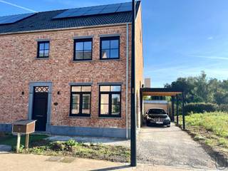 Betaalbare KWALITATIEVE PASTORIJNIEUWBOUW met ZONNEPANELEN. Tevens ideale investering (mooi rendement: verhuuwaarde = 1100 euro/maand)...