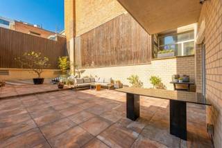 <p><span>UNIEK EN JONG DUPLEX APPARTEMENT</span></p><p><span>TOPLOCATIE </span></p><p><span>AAN HET STADSPARK</span></p><p><span> </span></p><p><span>Ontdek dit uitzonderlijke duplex appartement van 260 m² op het </span><span>1e en 2e Verdiep</span><span>, met een indrukwekkend West-georiënteerd terras van wel 100m²,</span></p><p><span>hier kunt u zich terugtrekken en genieten van de hoogwaardige afwerking, buitengewoon comfort en een uitzonderlijke buitenruimte.</span></p><p><span> </span></p><p><span>Een brede straat, eveneens toplocatie aan het vernieuwde Stadspark van Antwerpen perfect voor wie ruimte, luxe en rust zoekt. </span></p><p><span> </span></p><p><span>1</span><span><sup>e</sup></span><span> Verdiep</span></p><p><span>Riante inkomhal 30m² met statige trappenhal, </span><span>vestiaire ruimte, Gastentoilet + handenwasser.</span></p><p><span> </span></p><p><span>Luxe Leef-Eetkeuken 33m² (BULTHAUP) </span><span>met kookeiland, voorzien van alle comfort.</span></p><p><span>Toestellen MIELE &amp; ATAG:</span></p><p><span>- Hoge Druk Stoom Oven</span></p><p><span>- Combi-Oven</span></p><p><span>- Koelkast + 2x Diepvries (x 3 Vriesladen)</span></p><p><span>- 4-Pits inductievuur</span></p><p><span>- Vaatwasser</span></p><p><span> </span></p><p><span>Woonkamer 64m² </span><span>op parket met Panoramisch zicht op het Stadspark.</span></p><p><span> </span></p><p><span> </span></p><p><span>2</span><span><sup>e</sup></span><span> Verdiep</span></p><p><span>Inkom 2 / nachthal op parket, </span><span>met aparte WC.</span></p><p><span>Berging/Waskamer 8m² </span><span>op ker. tegel, serverbox, aansl. Was- en droogkast, tech. ruimte.</span></p><p><span> </span></p><p><span>Het Master gedeelte:</span></p><p><span>+ Badkamer 10m² </span><span>op ker. tegel,</span><span> </span><span>inloop regendouche, WC, handdoek droger en dubbel lavabo meubel.</span></p><p><span>+ Slaapkamer 50m²</span><span> op parket, tv-aansluiting en Airco.</span></p><p><span> </span></p><p><span>2 Slaapkamers 16m² + 16m² op parket met ensuite terras.</span></p><p><span>2e Badkamer voll. tegel, </span><span>met bad-douche combinatie, handdoek droger en enkel lavabomeubel.</span></p><p><span> </span></p><p><span> </span></p><p><span>Privé Kelder 5m² en Gem. fietsenberging.</span></p><p><span> </span></p><p><span>Een ware Parel met Panoramisch zicht op het Stadspark</span></p><p><span>Exclusief Terras 100m² ideaal voor zonsondergangen en entertainment.</span></p><p><span> </span></p><p><span>Troeven</span></p><p><span>+ Bouwjaar 2010</span></p><p><span>+ Brede straat, veel openbare parking</span></p><p><span>+ 2x Gepantserde toegangsdeur (1e en 2e Verdiep)</span></p><p><span>+ CV op Gas, Vaillant '2021'</span></p><p><span>+ Video-parlofoon</span></p><p><span>+ Elektrische Rolluiken achteraan</span></p><p><span>+ Airco Woonkamer, Keuken en Master SLK (SANYO)</span></p><p><span>+ Kraanwerk Dornbracht &amp; Hans Gröhe</span></p><p><span>+ Centrale Toplocatie nabij, gezellige Restaurants, winkels, ...</span></p><p><span>+ LIFT op beide verdiepen van Duplex</span></p><p><span>+ Panoramisch Zicht op Stadspark</span></p><p><span>+ Terras Ca. 100M² (West)</span></p>