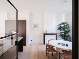 Stijlvol gerenoveerd 2-slaapkamerappartement met zonnig terras in het centrum van GentVoor bezoekaanvragen: info@carloeggermont.beDit lichtrijke...