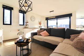 Bent u op zoek naar een instapklaar appartement of een interessante vastgoedinvestering? Dan is dit moderne 2-slaapkamerappartement in Adegem zeker een bezoek waard.

De lichtrijke leefruimte zorgt voor een aangename woonbeleving en sluit naadloos aan op de moderne, volledig uitgeruste keuken. 
Het appartement beschikt over twee slaapkamers, een badkamer, apart toilet en een gezellig terras aan de voorzijde, waar u in alle rust kunt genieten van een moment buiten.

Extra troeven zijn de privatieve fietsenberging, de gemeenschappelijke afvalberging en de autostandplaats vooraan het gebouw, wat zorgt voor een optimaal dagelijks comfort.

Dankzij de praktische indeling, de moderne afwerking en de aantrekkelijke ligging is dit appartement niet alleen een ideale thuis, maar ook een uitstekende vastgoedinvestering met een mooi verhuurpotentieel.

Kortom, een instapklaar appartement dat comfort, functionaliteit en investeringswaarde perfect combineert.

Contacteer ons vandaag nog voor meer informatie of een bezichtiging.
Via 09 336 16 15 of mail naar info@vastgoedunicum.be, wij helpen u graag verder!