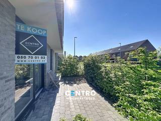 In een doodlopende straat te Brugge, omgeven door GROEN, ligt dit rustig gelegen gelijkvloers appartement met 2 ZONNETERRASSEN!<br /><br /><strong>INDELING:<br /><u><em>Gelijkvloers:</em></u></strong><br />Inkomhal - LICHTRIJKE living met open keuken (O.a. met fornuis, dampkap, heteluchtoven, microgolfoven, frigo en afzonderlijke diepvriezer, vaatwasmachine) - badkamer (O.a. met lavabomeubel, hangtoilet en inloopdouche) - berging/wasplaats (met voorzieningen voor wasmachine en droger) - 2 RUIME slaapkamers - 2 ZONNETERRASSEN.<br /><br /><u><em><strong>Verdieping -1:</strong></em></u><br />Mogelijkheid tot aankopen van een ruime garagebox (circa 6,5m lang). Bereikbaar via lift.<br /><br /><u><strong>Opmerkingen:</strong></u><br />- Instapklaar, alles werd geschilderd eind 2024.<br />- Energielabel A!<br />- Videofonie aanwezig.<br />- Elektriciteit GOEDgekeurd!<br />- Alle GORDIJNEN inbegrepen in de prijs!<br />- CV op aardgas.<br />- Ventilatiesysteem aanwezig.<br />- Waterverzachter inbegrepen.<br />- 2 gemeenschappelijke fietsenbergingen!<br />- Op wandelafstand van winkels en het openbaar vervoer!<br />- Mogelijkheid tot overname meubilair (aan scherpe prijs).<br />- Onze referentie: A2269<br /><br />Interessant appartement, zeer geschikt voor EIGEN GEBRUIK én als BELEGGING!<br />Aarzel zeker niet om ons te contacteren voor verdere info en/of een bezoek ter plaatse: 050/70.01.02 - info@centro.be.<br />
