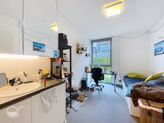 OPGELET: om dit pand te huren of bezichtigen vragen wij steeds eerst een virtueel bezoek te brengen aan het pand. Ga hiervoor naar www.rosseel.be en vul de referentie V258CP in in het veld ‘zoek’ bovenaan rechts. Kies dan ‘360°’. De website helpt u nu verder voor de volgende stappen.<br /><br />Studentenhuis ‘Vlasgaard’ (2012) is een moderne studentenhuisvesting gelegen in de noordoostelijke 19de-eeuwse gordel van Gent. <br />Met de fiets staat u op 5min aan de technologiecampus Odisee, 10min in het historisch centrum en op 15min van station Gent Sint-Pieters. Opgelet: de huisvesting bevindt zich binnen de LEZ-zone.<br /><br />De huisvesting telt 52 kamers, onderverdeeld in 4 verschillende types. Per verdieping is er een leefruimte, keuken en sanitaire voorziening (2 x douche, 2 x toilet). Er is een gemeenschappelijke tuin en overdekte fietsenstalling aanwezig, afgesloten met een automatische poort met toegangscode. <br /><br />De 4 types kamer variëren naar gelang de uitrusting. Alle kamers zijn voorzien van een beddenbak met lattenbodem (90 bij 200cm), bureau, wastafel, een kleerkast en een ingebouwde koelkast. Wifi is inbegrepen, op de kamers zijn er ethernet-poorten. <br /><br />De kamer die te huur wordt aangeboden is een:<br />Type A (12m²): kamer met basisuitrusting (beddenbak, bureau, kleerkast, koelkast)<br />Type B (15m²): kamer met basisuitrusting (beddenbak, bureau, kleerkast, koelkast + elektrische kookplaat, gootsteen, kastruimte)<br /><br />Algemene kosten omvatten: voorschot op het privatieve verbruik van EGW, onderhoud gemene delen.<br />De verrekening van de kosten verloopt volgens een verdeelsleutel, er zijn geen privatieve tellers. <br /><br />Het is niet mogelijk een huurovereenkomst voor een kortere periode af te sluiten. <br />Waarborg: 2 maanden