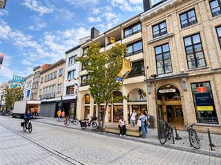 Studio op de 3de verdieping in het centrum van het bruisende Mechelen op loopafstand van diverse stadsparken, culturele hotspots, restaurants, gezellige boetieks en winkels, tevens voorzien van zonnig terras met uitzicht op de Bruul.Het slimme ontwerp van de studio maximaliseert de compacte, doch volledig uitgeruste woonruimte(met bed in ingemaakte kast) ten volle.De keuken is voorzien van een keramische kookplaat met dampkap, oven, dubbele spoeltafel met verlek, & ingebouwde koelkastTot slot is er een privatieve kelderberging (nr. 11) inbegrepen en kan u vrij gebruik maken van de gemeenschappelijke fietsenberging.Ervaar het comfort, de stijl en het gemak van wonen in de stad met deze gezellige reeds vernieuwde studio.