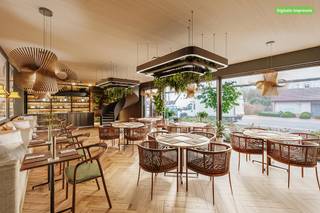 <p>Vragen of interesse? Neem gerust contact op met Erik Smeijers via erik@copandi.be of telefonisch via +32 497 53 07 96.<br /><br />Bent u op zoek naar een goede locatie voor het uitoevenen van uw vrij beroep of een handel? Dan kan dit pand ideaal voor u zijn. Het ligt vlak tegen het centrum van Betekom en recht tegenover brasserie De Pelgrim. Er is een erg goede visibiliteit, wat betekent dat uw zaak in een mum van tijd naambekendheid kan verkrijgen.<br />Momenteel was de benedenverdieping volledig voorzien voor een handelsactiviteit en de verdieping als woonst met maar liefst 4 slaapkamers. Het pand is aan renovatie toe, maar u kan er dus zelf iets prachtig van maken!<br /><strong><br />Inleiding</strong><br />Deze halfopen bebouwing aan de Werchtersesteenweg 45 in Begijnendijk combineert ruimte en functionaliteit over twee verdiepingen, ideaal voor gezinnen, een combinatie tussen een handelspand & woonst. Of wie op zoek is naar een ruime woning met vele mogelijkheden.<br /></p><p><strong>Gelijkvloers</strong><br />Het gelijkvloers biedt een royale handelsruimte van 58 m², ideaal voor gezelligheid en ontspanning. Daarnaast zijn er meerdere praktische bergruimtes van respectievelijk 10 m², 12 m², 14 m², 17 m² en 5 m², wat volop mogelijkheden biedt. Een garage van 19 m² maakt het plaatje compleet. De hal van 15 m² zorgt voor een uitnodigende toegang tot de woning.<br /></p><p><strong>Eerste Verdiep</strong><br />Op de eerste verdieping vindt u een extra leefruimte van 45 m² en een keuken van 14 m². Er zijn vier slaapkamers van respectievelijk 15 m², 13 m² en twee keer 13 m², samen met een badkamer van 9 m². De hal van 18 m² zorgt voor een vlotte circulatie tussen de kamers.<br /></p><p><strong>Slotzin</strong><br />Deze handelswoning biedt een zee aan ruimte en een slimme indeling, perfect voor wie comfort en functionaliteit zoekt. Laat u verrassen door de mogelijkheden!<br /><br />✅ Halfopen bebouwing met 2 verdiepingen.<br />✅ 4 ruime slaapkamers <br />✅ Grote handelsruimte of plaats voor vrij beroep<br />✅ Grote living en extra leefruimte.<br />✅ Praktische bergruimtes en een garage.<br />✅ Centraal gelegen in Betekom.</p>