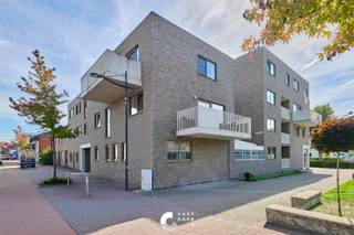 Centrum gelegen appartement met groot terras, staanplaats, berging en een hoogwaardige afwerking.<br /><br />Dit 2 slaapkamer appartement is gelegen in het hartje van Hechtel. Aan de Kamperbaan in Hechtel woon je op een praktische uitvalsbasis, met vlotte verbindingen naar de omliggende gemeenten. Via de Noord-Zuidverbinding bereik je eenvoudig Pelt en Lommel en reis je verder richting de Nederlandse grens en Eindhoven. Een aantrekkelijke ligging voor wie regelmatig in Nederland werkt, winkelt of op bezoek gaat.<br /><br />Ook voor ontspanning hoef je niet ver te gaan. De groene omgeving van Hechtel-Eksel biedt tal van mogelijkheden om te wandelen en te fietsen. Zo combineer je het gemak van een centrale ligging met de mogelijkheid om dichtbij huis tot rust te komen.<br /><br />De indeling is als volgt;<br /><br />GELIJKVLOERS:<br />- Inkomhal<br />- Slaapkamer 1 <br />- Slaapkamer 2 <br />- Toilet <br />- Badkamer<br />- Keuken<br />- Berging<br />- Living <br /><br />BUITEN:<br />- Veranda (met schuiframen)<br />- Tuin<br /><br />TROEVEN:<br />Gelijkvloers<br />Staanplaats ondergronds<br />Berging <br />Groot terras met veranda<br />Hoogwaardige afweking <br />EPC A<br />Doordachte ingedeelde ruimtes