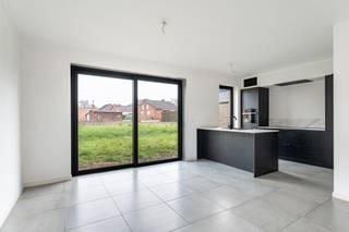 Cette charmante maison mitoyenne, récemment construite dans le quartier prisé de Houthalen-Helchteren, offre un confort de vie spacieux et...