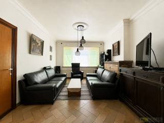 Verrassend ruime, totaal te renoveren woning met <strong>INPANDIGE GARAGE</strong> en <strong>ZONNIGE TUIN</strong> op een <strong>PERCEEL VAN 810M²</strong>. Deze eigendom in het <strong>LANDELIJKE HELDERGEM</strong> (Haaltert) biedt een uitstekende opportuniteit voor wie op zoek is naar een <strong>WONING MET UITBREIDINGSMOGELIJKHEDEN</strong>. De woning beschikt over een leefruimte met eetplaats, keuken, veranda, badkamer, <strong>BUREEL/DRESSING</strong>,  <strong>3 SLAAPKAMERS EN DE MOGELIJKHEID VOOR 1 OF 2 EXTRA KAMERS OP DE ZOLDER (44M²)</strong>, die bereikbaar is via een <strong>VASTE TRAP</strong>. Achteraan bevindt zich een <strong>TUIN MET TERRAS EN BIJKOMENDE BUITENBERGINGEN</strong>. Parkeergelegenheid is er voldoende door de <strong>GARAGE</strong> en plaats vooraan. Gelegen in een <strong>RUSTIGE STRAAT</strong> met voornamelijk lokaal verkeer, op korte afstand van winkels, scholen, openbaar vervoer en met een <strong>VLOTTE VERBINDING NAAR DE N460, N45 EN DE E40</strong>.<br /><br />Adres: Berenhoek 20 te Heldergem (Haaltert)<br /><br />Renovatieplicht van toepassing; P-score: B, G-score: B; Bestuursmaatregelen in maatregelenregister: neen. Vrij bij akte
