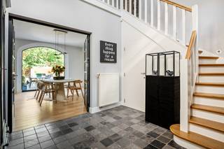 <p>Deze prachtige villa aan de Marnixdreef in Lier biedt alle ruimte en comfort voor een luxueuze levensstijl. Met een royale bewoonbare oppervlakte van 370 m² is dit pand perfect voor gezinnen of individuen die op zoek zijn naar een thuis met tal van mogelijkheden.<br /><br />Gelegen in een rustige en groene omgeving geniet u hier van de nodige sereniteit, terwijl het stadsleven toch vlakbij is. De villa heeft een eigentijdse uitstraling en beschikt over een praktische indeling die perfect aansluit bij de moderne woonwensen.<br /><br />Bij binnenkomst wordt u verwelkomd in een ruime inkomhal die toegang biedt tot het gastentoilet, de bureauruimte en de lichtrijke woonkamer, die naadloos aansluit op de open keuken.<br />Verder vinden we op het gelijkvloers een gezellige zithoek met houthaard, een handige wasberging en een ruime garage (26 m²) met automatische poort en aparte ingang.<br /><br />Via de inkomhal bereiken we de nachthal, die toegang geeft tot alle kamers op de eerste verdieping. De ruime hoofdslaapkamer (20 m²) geniet van een prachtig uitzicht op de tuin en beschikt over een royale dressing en een volledig geïnstalleerde en-suitebadkamer.<br />Op de eerste verdieping bevinden zich daarnaast nog twee slaapkamers (19 m² en 16 m²), een apart toilet en een tweede badkamer, uitgerust met een inloopdouche en dubbele lavabo.<br /><br />Ook beschikt de woning over een zeer ruime zolderverdieping (80 m²) met tal van mogelijkheden. Er is reeds een vaste trap voorzien en dankzij de betonplaat tussen de verdiepingen biedt deze ruimte heel wat potentieel voor verdere inrichting.<br /><br />Ten slotte is er nog de ruime tuin met tuinhuis/poolhouse, een absolute meerwaarde voor deze reeds bijzonder complete woning.<br /><br />Troeven:<br />+ Zeer ruime woning<br />+ Toplocatie nabij het groen en het centrum van Lier<br />+ Kwalitatieve afwerking met ingemaakt schrijnwerk<br />+ Gunstig EPC-label C<br />+ Ruime en polyvalente zolder<br />+ 3 slaapkamers<br />+ Ruime oprit<br />+ Tuin met poolhouse<br /><br />Heeft u interesse in deze prachtige villa en wenst u een bezoek ter plaatse in te plannen? Aarzel dan niet om ons te contacteren via het nummer 03 337 50 70 of via info@vbvastgoed.be</p>