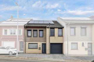 Voor meer info of een bezoek, bel 053 59 49 32 - In een rustige en aangename straat in Aspelare bevindt zich deze instapklare rijwoning uit 2006,...