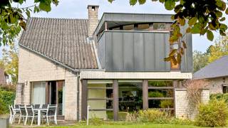 Villa idéalement située dans un quartier calme et résidentiel à 1km du centre de Sterrebeek et 1,5km de l'école allemande.Rez-de-chaussée; hall...