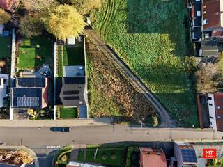 <strong>Halfopen nieuwbouwwoningen op een rustige locatie in Wervik </strong><br /><br />Nog 4 beschikbare bouwloten in de Prinsenstraat. In de Prinsenstraat zijn momenteel nog 4 bouwloten beschikbaar: één lot voor open bebouwing (1.776 m²) en drie loten voor halfopen bebouwing. Hieronder lichten we de drie halfopen woningen verder toe.<br /><br />Na de renderbeelden vind je ook extra foto's van een gelijkaardige, volledig afgewerkte woning, zodat je een goed beeld krijgt van het mogelijke eindresultaat. De woningen kunnen <strong>volledig naar eigen smaak gebouwd en ingericht worden.</strong><br /><br /><strong>Lot 5: IN OPTIE</strong><br /><br /><strong>Lot 10: Halfopen woning met 4 slaapkamers en tuin (mogelijkheid tot gelijkvloers wonen) op 374 m² </strong>
<ul>
	<li>Gelijkvloers: inkomhal met gastentoilet, lichtrijke woon- en eetkamer met keuken en berging. Daarnaast hebben we nog een bureau, slaapkamer en badkamer voorzien van toilet, bad en douche.</li>
	<li>1ste verdieping: nachthal, 3 slaapkamers en technische ruimte. </li>
	<li>2de verdieping: zolder met vaste trap (niet ingericht)</li>
</ul>
Dit komt op een €374.150 excl. kosten, of €450.148 incl. kosten.<br /><br /><strong>Lot 12: Halfopen woning met 3 slaapkamers, garage en tuin op 510 m²</strong>

<ul>
	<li>Voor lot 12 beschikken we over twee ontwerpen, namelijk:<br />▪︎ 4 slaapkamers, 1 badkamer en een polyvalente ruimte. Dit komt op een €390.00 excl. kosten, of €469.564 incl. kosten.<br />▪︎ 5 slaapkamers en 2 badkamers. Dit komt op een € 398.200 excl. kosten, of €479.244 incl. kosten.</li>
</ul>
<br />Wens je een vrijblijvend bezoek of meer informatie? <br />Contacteer <strong>Eden </strong>op 0470 43 78 21 of mail info@minthus.be