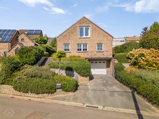 Met veel plezier stellen wij u deze vrijstaande, volledig gerenoveerde woning voor, gelegen in een doodlopende residentiële straat op een absolute toplocatie in Heverlee, bijzonder vlot verbonden met Leuven, Brussel, Gasthuisberg en Imec. In 2023-2024 werd de woning smaakvol en duurzaam vernieuwd, met oog voor hedendaags wooncomfort met EPC-label B. Via de inkomhal met vestiaire komt u in de praktische open leefkeuken, met bijkeuken, die naadloos aansluit op de eet- en leefruimte. Grote glaspartijen zorgen voor een aangenaam ruimtegevoel met veel licht en een directe verbinding met de mooi aangelegde, onderhoudsvriendelijke tuin met veel privacy. Op het gelijkvloers bevinden zich verder een volwaardige slaapkamer, badkamer en een apart toilet. De bovenverdieping is de echte eyecatcher: volledig opengetrokken en ingericht als een luxueuze masterbedroom met de uitstraling van een hotelsuite, inclusief en suite badkamer met ligbad. Daarnaast beschikt de masterverdieping over een volwaardig ingebouwd bureau, met nog bijkomende ruimte voor een gezellige zithoek, en een handige bergzolder. Ook praktisch scoort de woning uitzonderlijk goed dankzij de dubbele garage, extra opbergkasten, bijkeuken en zolder. Een instapklare, stijlvolle en duurzame woning waar ruimte, licht en privacy samengaan met hedendaags wooncomfort, op een bijzonder gegeerde locatie in Heverlee. Interesse? Contacteer ons via info@homies.be of 016 22 82 22.<br />