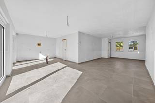 In de charmante en rustige deelgemeente Pervijze, gelegen in Diksmuide en op slechts 10 km van de Belgische kust, bevindt zich deze kwalitatieve halfopen nieuwbouwwoning. Deze woning is volledig afgewerkt en instapklaar.<br /><br />Bij het betreden van de woning wordt u verwelkomd door een ruime en lichtrijke leefruimte, waar grote raampartijen zorgen voor een optimale lichtinval. Aanpalend de leefruimte bevindt zich de open keuken die voorzien is van alle comfort. Aansluitend vindt u een praktische berging evenals een inpandige garage die bovendien voorzien is van een handige wasruimte.<br /><br />Op de eerste verdieping bevinden zich maar liefst vier volwaardige slaapkamers. De moderne badkamer is uitgerust met een comfortabel bad, een inloopdouche en een apart toilet. Daarbovenop beschikt de woning over een ruime zolder, die extra opbergmogelijkheden biedt.<br /><br />Buiten kan u genieten van een verzorgde en onderhoudsvriendelijke tuin, ideaal om tot rust te komen of gezellig te vertoeven tijdens zonnige dagen.<br /><br />Bouwtechnisch is deze woning voorzien van een gunstig EPC en vloerverwarming. Verder is het btw-tarief van 21% hier van toepassing.<br /><br />Extra info: Er zijn nog 3 gelijkaardige woningen te koop binnen dit project. De prijs schommelt tussen €319.000 en €322.500 (excl. kosten).<br /><br />Bent u op zoek naar een instapklare, energiezuinige en modern afgewerkte gezinswoning op een rustige, maar vlot bereikbare locatie? Aarzel dan niet om ons te contacteren. Wij voorzien u graag van alle bijkomende informatie of plannen een bezoek ter plaatse.<br /><br />