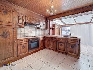 <p>Op het gelijkvloers vindt u een inkomhal die toegang biedt tot een <strong>ruime garage en meerdere bergingen,</strong> waarvan één voorzien is van een toilet.</p>
<p>De eerste verdieping bestaat uit een <strong>lichtrijke leefruimte met eetplaats</strong>, grenzend aan een <strong>uitgeruste keuken</strong>. Verder is er een <strong>aangename veranda</strong> en een badkamer met lavabomeubel, toilet en douche.</p>
<p>Op de tweede verdieping bevinden zich drie (slaap)kamers en een <strong>tweede badkamer</strong>, uitgerust met lavabo, toilet en ligbad. Bovendien is er nog een praktische zolder, bereikbaar via een valluik.</p>
<p>Achteraan de woning geniet u van een <strong>gezellig, zuidgericht terras! </strong>De woning is uitgerust met hoogrendementsbeglazing en centrale verwarming op gas. <strong>De elektriciteit is conform en er geldt geen renovatieverplichting!</strong></p>
<p>Deze gesloten bebouwing is uitstekend gelegen in hartje Aalst, op wandelafstand van het station, winkels, scholen en het stadscentrum.<br /><strong>Voor meer info of een bezoek ter plaatse, neem gerust contact met ons op via june@immotijl.be of 0486 17 07 61.</strong></p>