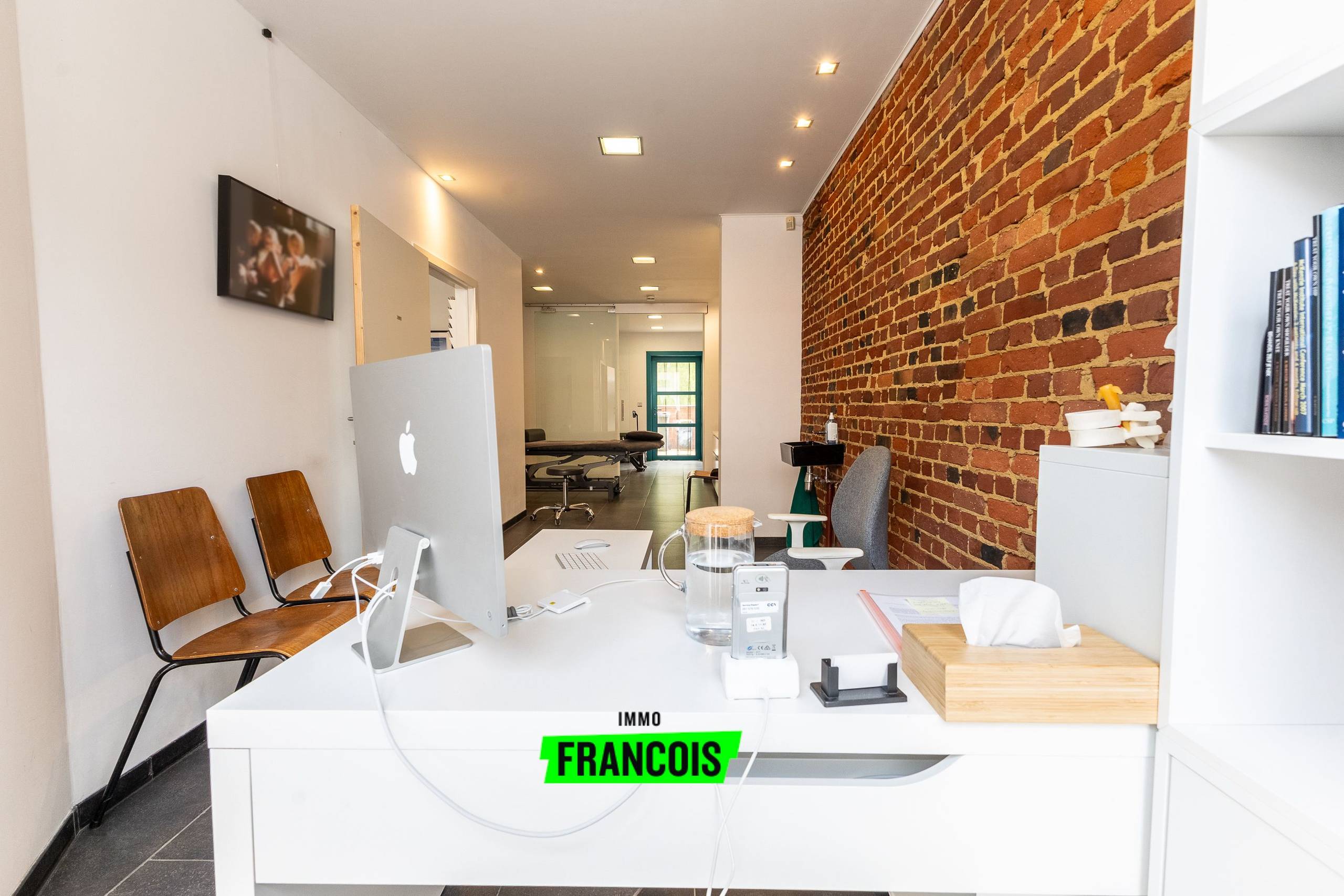 Goed gelegen handelshuis met verhuurd duplex appartement te koop nabij centrum Oudenaarde! - foto 2