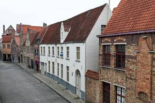 Deze prachtige woning, boordevol karakter en mogelijkheden, geniet van een uiterst centrale ligging in het centrum van Brugge. Het pand is momenteel opgesplitst in twee entiteiten, maar kan eenvoudig opnieuw worden ingericht als één ruime stadswoning.<br />Dankzij deze indeling is het pand uitermate geschikt als opbrengsteigendom, woon- en werkcombinatie, kangoeroewoning of voor vrije beroepen.<br />Momenteel is de woning als volgt ingedeeld:<br />Nr 13 (bewoonbare oppervlakte van 83 m²): Inkomhal, badkamer met douche, wastafel en toilet, 2 slaapkamers, keuken en woonkamer. Dit deel van de woning bevindt zich volledig gelijkvloers en is volledig onderkelderd.<br />Nr 11 (bewoonbare oppervlakte van 253 m²): Inkomhal met vestiaire en trappenhal, ruime dubbele garage, technische ruimte/wasplaats. Op de eerste verdieping vinden we een ruime woonkamer met eetplaats, keuken, 2 ruime slaapkamers waarvan 1 met dressing, nachthal met apart toilet, bureel /wasruimte, badkamer met ligbad, douche en badkamermeubel en berging met trap naar zolderruimte met tal van mogelijkheden.<br />Bovendien is er geen renovatieplicht van toepassing omwille van het feit dat de woning geïnventariseerd bouwkundig erfgoed is.<br />Een unieke kans voor wie op zoek is naar een veelzijdig pand in het historische centrum van Brugge.<br />Voor meer informatie of een vrijblijvend bezoek, contacteer Michiel op het nummer 0473 255 533.