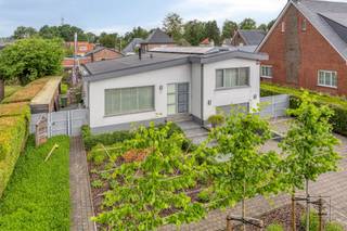 <p>KIJKMOMENT <strong><u>DONDERDAG 9/06 TUSSEN 19-21u</u></strong>: Inschrijving verplicht!</p><p>Deze <strong>verzorgde en instapklare </strong>gezinswoning is gelegen in het geliefde Sint-Job en biedt een ideale combinatie van <strong>comfort, ruimte en praktische voorzieningen</strong>. Dankzij de doordachte indeling, de vele ingemaakte kasten en de fraai aangelegde buitenruimte is dit een woning waar u zich onmiddellijk thuis zult voelen. Bij het betreden van de woning komt u terecht in de inkomhal met gastentoilet en een handige handenwasser. Van hieruit bereikt u de <strong>ruime en lichtrijke leefruimte.</strong> De grote raampartijen zorgen voor een aangename natuurlijke lichtinval en zijn bovendien allemaal voorzien van rolluiken.</p><p>Aansluitend bevindt zich de halfopen <strong>keuken</strong>, uitgerust met een enkele spoelbak, vaatwasser, combi-oven en een Amerikaanse koelkast. Vanuit de keuken heeft u rechtstreeks toegang tot de ruime garage met <strong>automatische poort.</strong> Deze beschikt over tal van ingemaakte kasten en biedt daardoor uitzonderlijk veel bergruimte. Verder vindt u hier een extra toilet, aangesloten op de regenwaterput, evenals een praktische wasruimte met aansluitingen voor wasmachine en droogkast en opnieuw heel wat maatkasten. Via de wasruimte bereikt u de prachtig aangelegde tuin, waar u in alle rust kunt genieten van het ruime terras en de gezellige veranda. <br />Daarnaast beschikt het perceel over een tuinhuis en een bijkomende garage.</p><p>Op de verdieping bevinden zich <strong>drie volwaardige slaapkamers</strong>, allemaal voorzien van elektrische rolluiken en ingemaakte kasten. De ruime <strong>badkamer</strong> is uitgerust met een ligbad, douche, wastafel en toilet en biedt eveneens veel praktische opbergruimte.</p><p>In de tuin bevindt zich nog een t<strong>uinberging, alsook vrijstaande garage</strong> met sectionale poort.</p><p>Een <strong>ideale woning </strong>voor gezinnen of koppels die op zoek zijn naar een comfortabele, instapklare thuis met veel bergruimte en een verzorgde buitenomgeving. Een bezoek zal u ongetwijfeld overtuigen.</p><p>Extra troeven:</p><ul><li>Overal elektrische rolluiken</li><li>Zonnepanelen + baterij</li><li>Gerenoveerd in 2015</li><li>EPC: 360 kWh/m² (D-score -> GEEN renovatieverplichting</li><li>Centrale ligging op wandelafstand van winkels, horeca en openbaar vervoer</li><li>Woongebied, geen VKR, niet opgenomen in het maatregelenregister, stedenbouwkundig uittreksel is aangevraagd</li></ul><p>Voor meer info ga naar www.coenenvastgoed.be of bel 03/375.82.92</p>