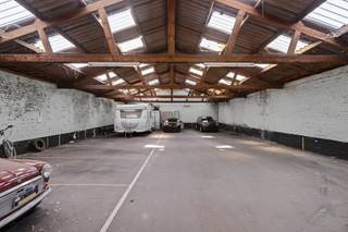 Ontdek deze veelzijdige loods gelegen in de Zonnestraat 64A te Ronse — een praktische opslag- of werkruimte met een oppervlakte van ca. 228 m², ideaal voor wie op zoek is naar extra ruimte voor zijn activiteiten of hobby’s.

De loods is bereikbaar via een toegangsweg met garagepoort (hoogte 2,70 m) en bevindt zich niet rechtstreeks aan de straatzijde, wat extra privacy en veiligheid biedt voor voertuigen of materialen.

Dankzij haar open indeling leent deze loods zich perfect voor diverse doeleinden:

- opslag van materiaal, voertuigen of caravans
- werkplaats of atelier voor zelfstandigen
- magazijnruimte of hobbyruimte
- of een ruime garage voor meerdere wagens

Een betaalbare oplossing voor wie nood heeft aan ruimte, bereikbaarheid en flexibiliteit.
Laat je inspireren door de mogelijkheden die deze loods biedt en ontdek ze tijdens een bezoek.

💬 Interesse?
Neem contact op met Chiara Delaere – Altro Vastgoed Oudenaarde voor meer info of een bezoek.
📞 0456 89 11 62 / ✉️ chiara@altro-vastgoed.be