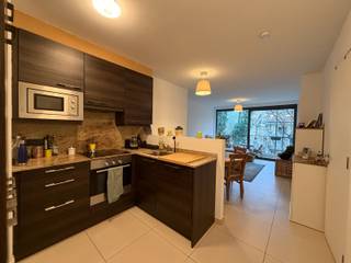 Dit appartement is gelegen in de nabijheid van de KBC toren van Gent, met uitstekende verbinding naar de E40 en E17 en vele...