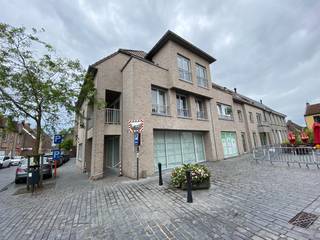 Recent energiezuinig appartement op de 1ste verdieping in het centrum van Machelen Dorp.<br />Het appartement bestaat uit een inkomhal, gastentoilet, ruime leefruimte met open ingerichte keuken en terras, nachthal, berging, badkamer en 2 slaapkamers. Kelder. Private autostaanplaats aan de achterzijde van het gebouw (toegang via Hoevestraat). Gemeenschappelijke fietsenstalling. Lift aanwezig. <br /><br />Syndic: € 50. Beschikbaar: 15/03/2026.<br /><br />Nutsvoorzieningen:<br />- centrale verwarming op aardgas<br />- elektriciteit op dag- en nachttarief<br />- stadswater<br />-EPC:A